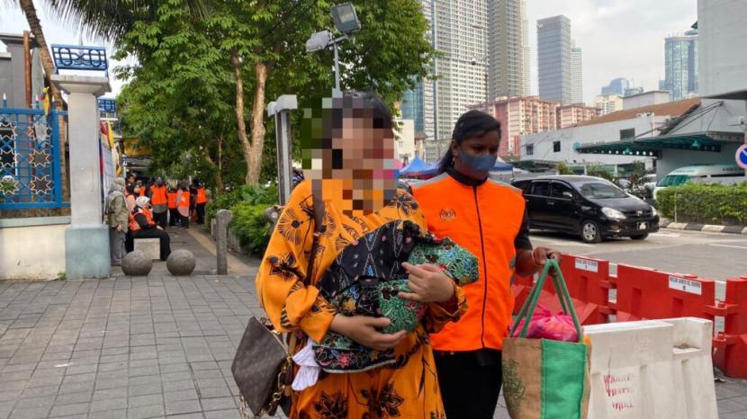 Petugas JKM menjaring pengemis perempuan di Kuala Lumpur, yang ternyata berstatus warga negara Indonesia (WNI).