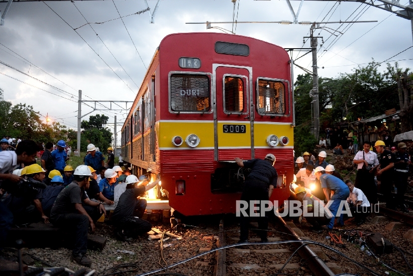 Petugas KAI melakukan evakuasi KRL Commuter Line dengan nomor KA 2473 yang anjlok di ruas Stasiun Manggarai- Stasiun Sudirman, Jakarta, Rabu (6/4). (Republika/ Wihdan)