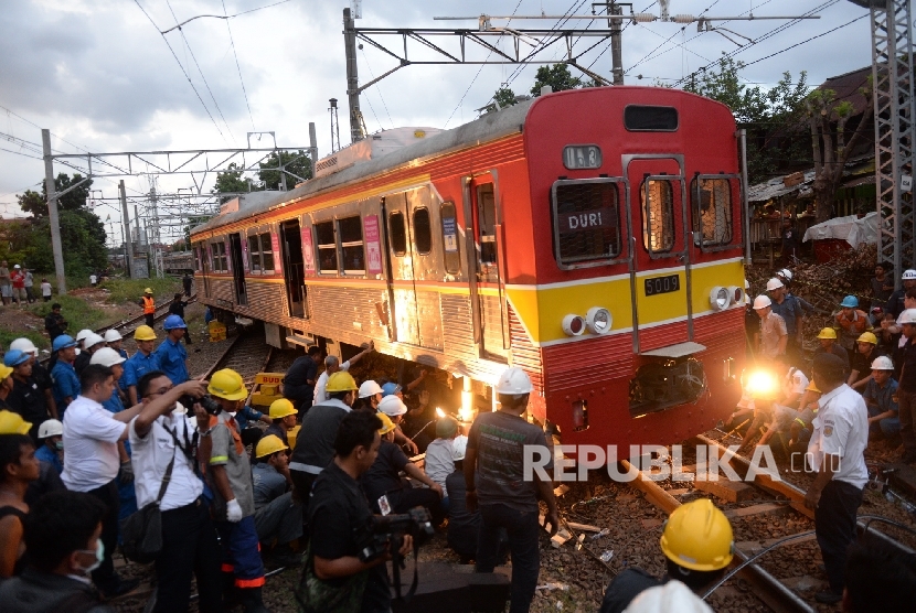 Petugas KAI melakukan evakuasi KRL Commuter Line dengan nomor KA 2473 yang anjlok di ruas Stasiun Manggarai- Stasiun Sudirman, Jakarta, Rabu (6/4). . (Republika/ Wihdan)
