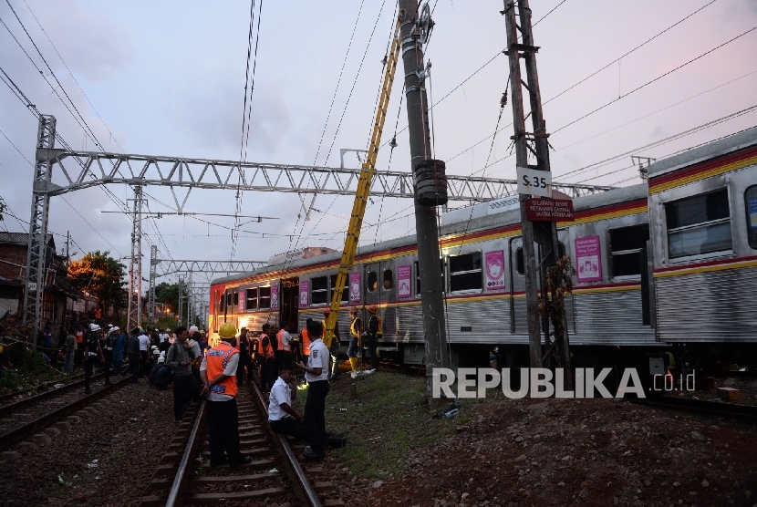 Petugas KAI melakukan evakuasi KRL Commuter Line dengan nomor KA 2473 yang anjlok di ruas Stasiun Manggarai- Stasiun Sudirman, Jakarta, Rabu (6/4). . (Republika/ Wihdan)
