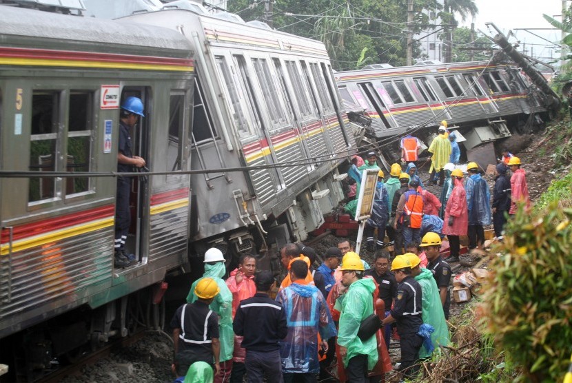 Petugas KAI mengevakuasi gerbong KRL Commuter Line 1722 yang anjlok di pintu perlintasan Kebon Pedes, Tanah Sareal, Kota Bogor, Jawa Barat, Minggu (10/3/2019). 