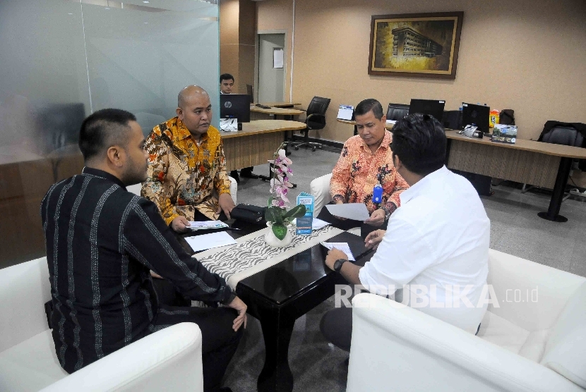 Petugas (kanan) memberikan informasi kepada investor terkait layanan infestasi tiga jam di Gedung BKPM, Jakarta, Senin (30/1).