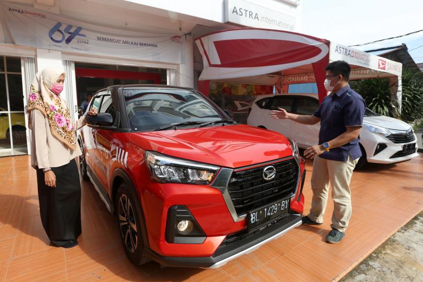 Petugas (kanan) menjelaskan keunggulan dari salah satu mobil keluaran terbaru kepada calon pembeli di dealer resmi Daihatsu, Banda Aceh, Aceh, Kamis (3/6). Pemerintah resmi memperpanjang potongan pajak penjualan barang mewah ditanggung pemerintah (PPnBM DTP) sebesar 100 persen.