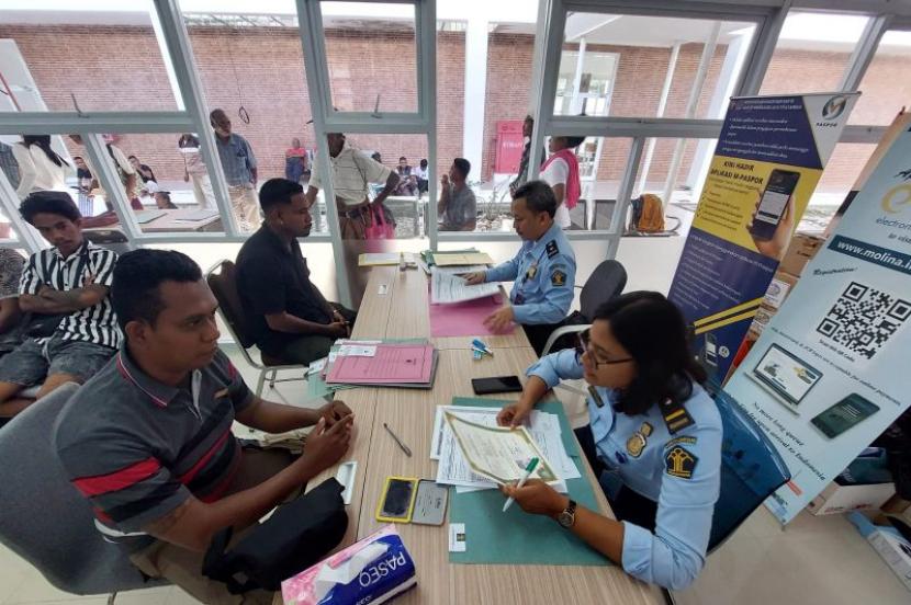 Petugas Kantor Imigrasi Kelas I Bekasi melayani pembuatan paspor di Meikarta, Cikarang.