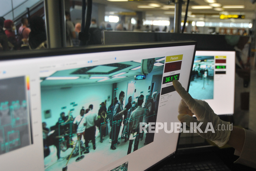 Petugas Kantor Kesehatan Pelabuhan (KKP) menggunakan thrmal scanner untuk memantau suhu tubuh penumpang pesawat udara dari Kuala Lumpur di terminal kedatangan internasional, Bandara Internasional Minangkabau (BIM), Padangpariaman, Sumatera Barat, Kamis (5/3/2020). 