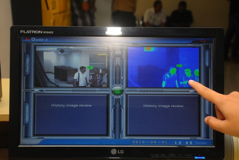 Petugas Kantor Kesehatan Pelabuhan mengawasi monitor Thermal Scanner sebagai upaya antisipasi penyebaran virus zika masuk ke Indonesia 