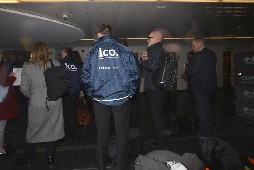 Petugas Kantor Komisi Informasi (ICO) menggeledah kantor Cambridge Analytica di London, Inggris, Sabtu (24/3).