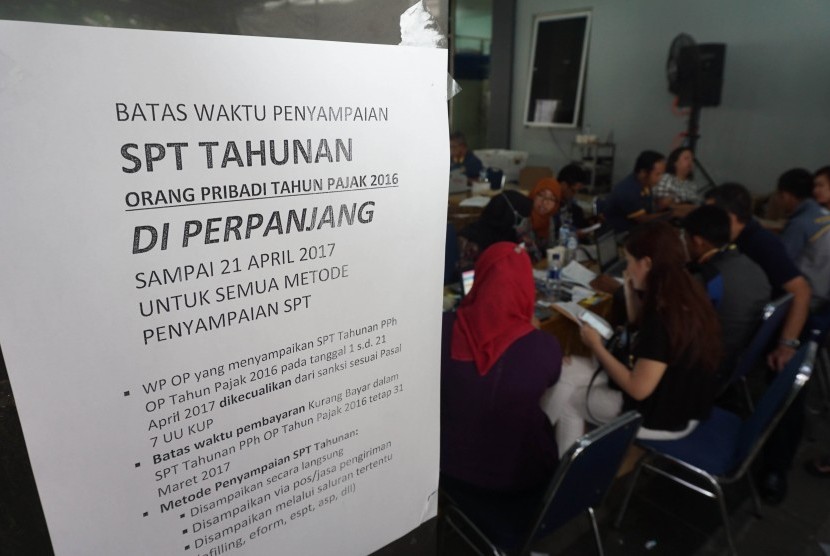 Petugas Kantor Pelayanan Pajak melayani wajib pajak dalam pelaporan Surat Pemberitahuan Tahunan (SPT), Tangerang, Banten, Jumat (31/3). 