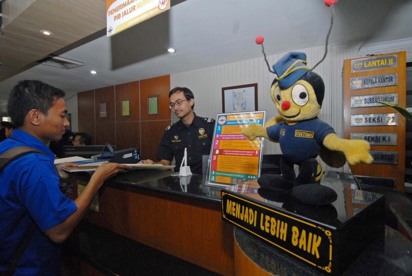 Petugas Kantor Pelayanan Utama Bea dan Cukai Bandara Soekarno Hatta melayani konsumen, Tangerang, Banten, Rabu (29/7).