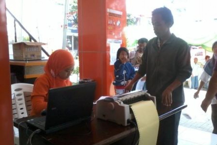 Petugas Kantor Pos memverifikasi data penerima BLSM di Depok, Rabu (27/6)