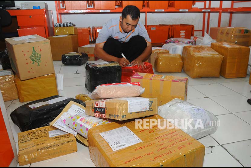 Petugas Kantor Pos mendata paket yang akan dikirim di Kantor Pos Boyolali, Jawa Tengah, Senin (12/6). Berdasarkan data Kantor Pos Boyolali, transaksi pengiriman paket dan surat pada periode 16 April hingga 11 Mei 2017 mengalami peningkatan sebanyak 5.757, dibandingkan pada periode yang sama tahun sebelumnya yaitu sebanyak 5.676. Diperkirakan pengiriman paket akan terus meningkat menjelang lebaran. 