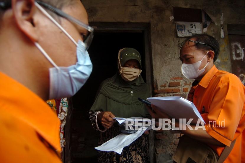 Petugas mendata warga lansia penerima dana Bantuan Pangan Non Tunai (BPNT) saat jemput bola penyaluran bantuan sosial (ilustrasi) 