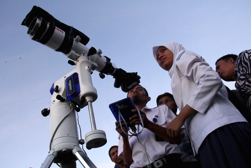 Petugas Kantor Wilayah Kementerian Agama Sulawesi Selatan melakukan pemantauan hilal (bulan) menggunakan teropong untuk menentukan Idul Adha. 
