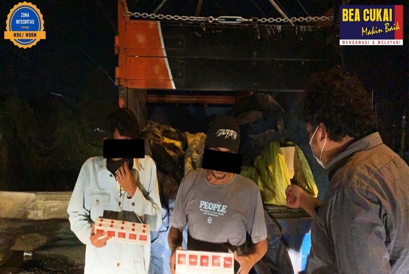 Petugas Kanwil Bea Cukai Jawa Tengah dan DIY melakukan penindakan terhadap sebuah truk di Jalan Kaligawe Raya, Semarang pada Kamis (20/08). Dari hasil pemeriksaan pada sarana pengangkut didapati bahwa truk memuat sebanyak 45 karton rokok berisi 450 ribu batang tanpa dilekati pita cukai.