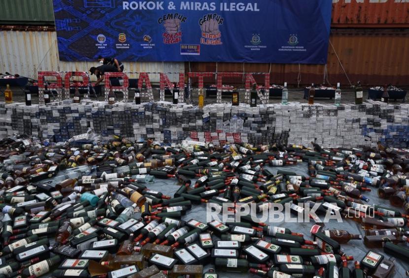Pemusnahan barang bukti ribuan botol minuman keras dan rokok ilegal (ilustrasi).