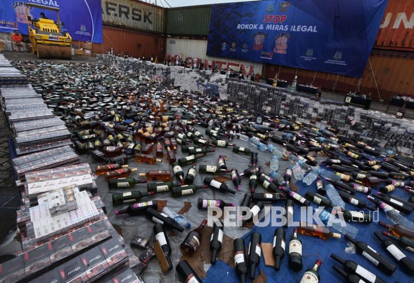 Petugas Kanwil Bea dan Cukai Banten menyiapkan alat berat untuk memusnahkan barang bukti ribuan botol minuman keras dan rokok ilegal (ilustrasi).