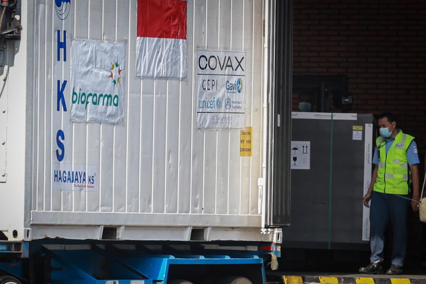 Petugas kargo memasukkan kontainer berisi vaksin Covid-19 AstraZeneca ke atas truk setibanya di Bandara Internasional Soekarno Hatta, Tangerang, Banten, beberapa waktu lalu.