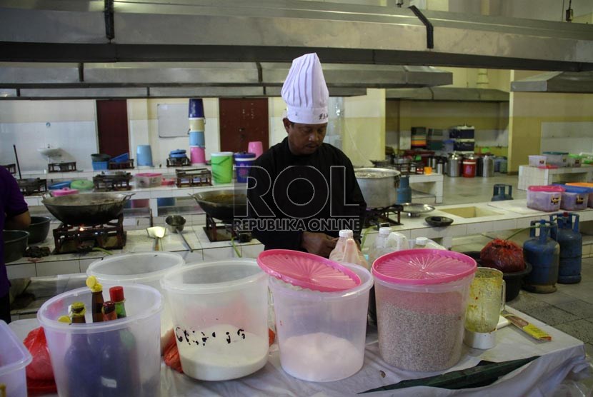 Petugas katering memasak untuk kebutuhan makan calon jamaah haji di dapur umum Asrama Haji Pondok Gede, Jakarta, Senin (16/9).     (Republika/Yasin Habibi)