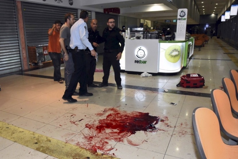 Petugas keamaan Israel berdiri di lokasi penembakan dan penusukan terjadi si terminal bus di Bersheba, Israel, (18/10).