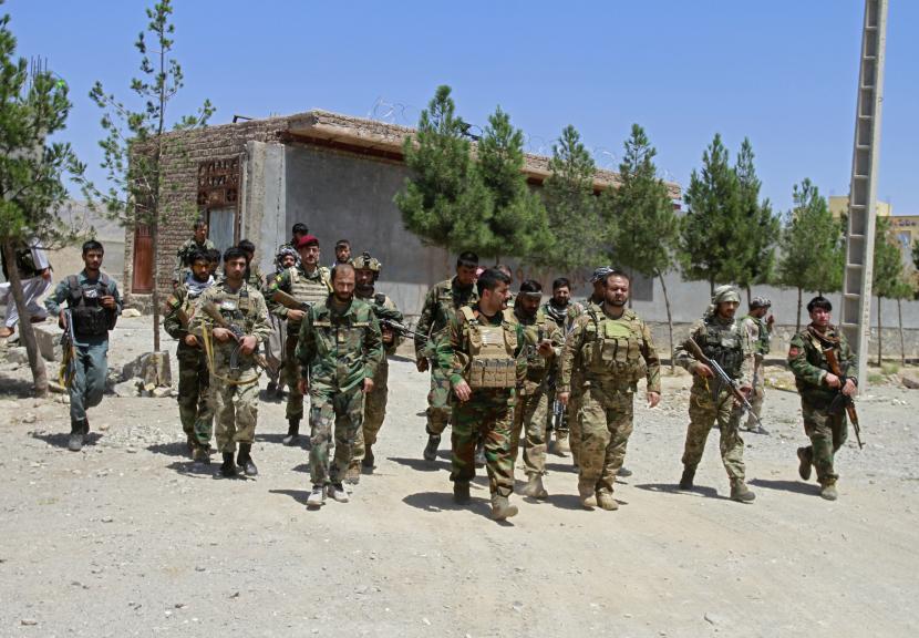 Petugas keamanan Afghanistan berpatroli setelah mereka merebut kembali bagian kota Herat menyusul pertempuran antara Taliban dan pasukan keamanan Afghanistan, di pinggiran Herat, 640 kilometer (397 mil) barat Kabul, Afghanistan, Minggu, 8 Agustus 2021