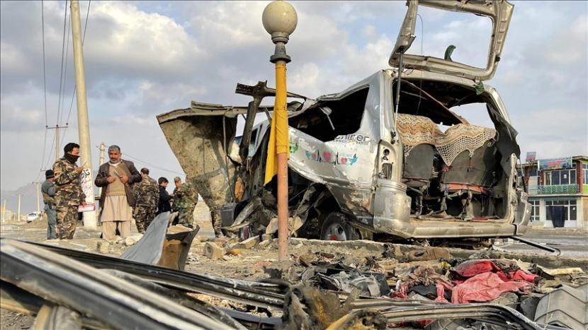 Petugas keamanan Afghanistan memeriksa lokasi ledakan di Kabul, Afghanistan pada 7 Maret 2021. Sebuah bom yang dipasang di minibus meledak di ibu kota Afghanistan, menewaskan dan melukai beberapa warga sipil, kata laporan.