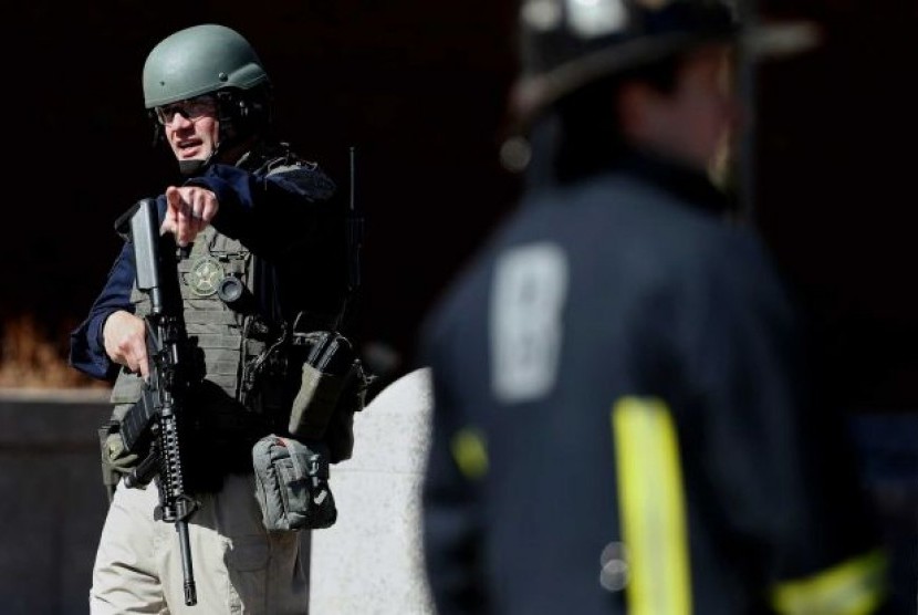 Petugas keamanan Amerika Serikat berjaga di depan pengadilan setelah adanya ancaman bom
