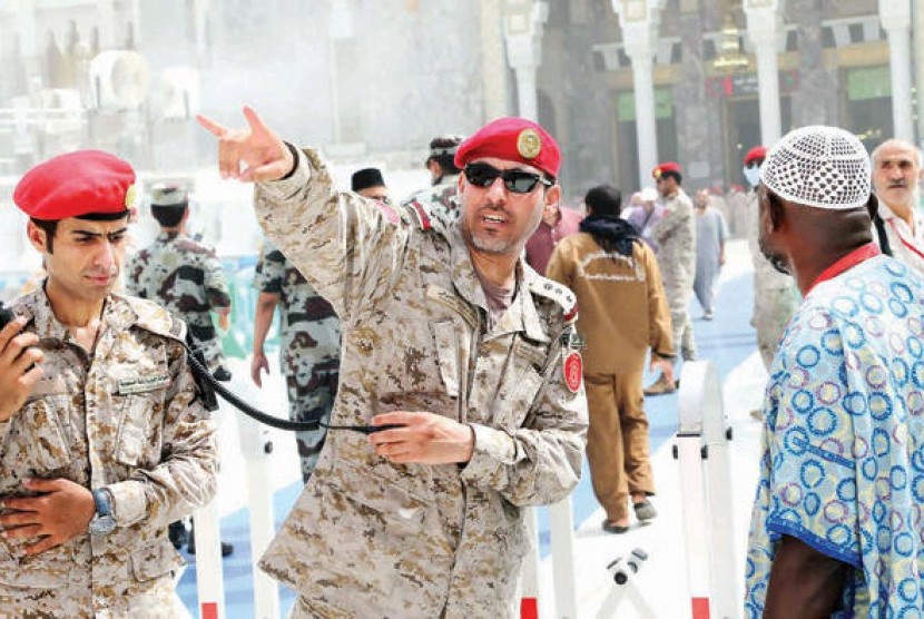 Petugas keamanan Arab Saudi melayani jamaah.