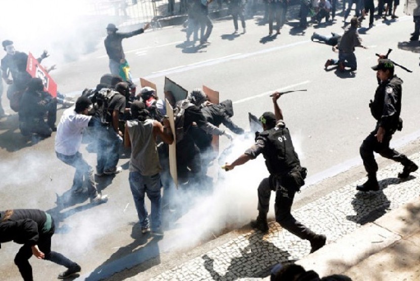 Petugas keamanan bentrok dengan para pengunjuk rasa di ibu kota Brasil, Brasillia 