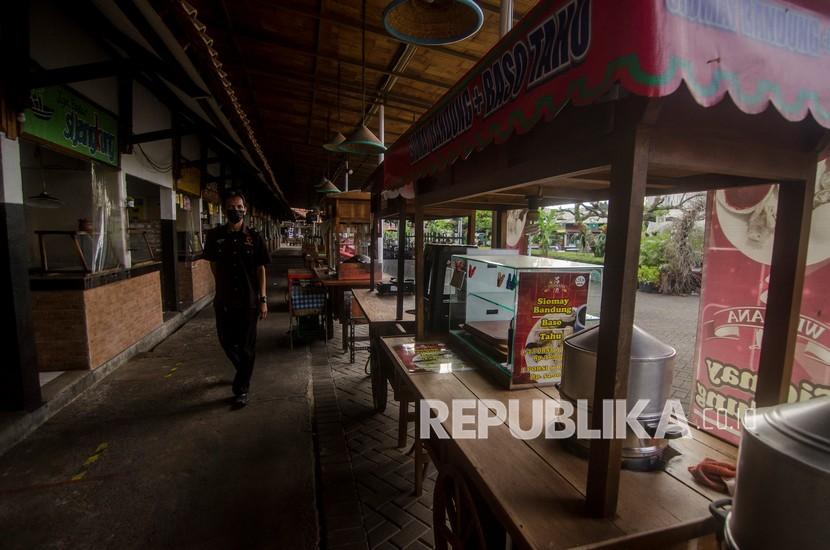 Petugas keamanan berjaga di area kedai Paskal Food Market yang tutup di Bandung, Jawa Barat, Jumat (2/7/2021). Rumah makan diizinkan boleh beroperasi hanya untuk melayani pesanan untuk dibawa pulang selama Pemberlakuan Pembatasan Kegiatan Masyarakat (PPKM) Darurat di Pulau Jawa-Bali pada 3-20 Juli 2021 sebagai upaya menekan penyebaran COVID-19.