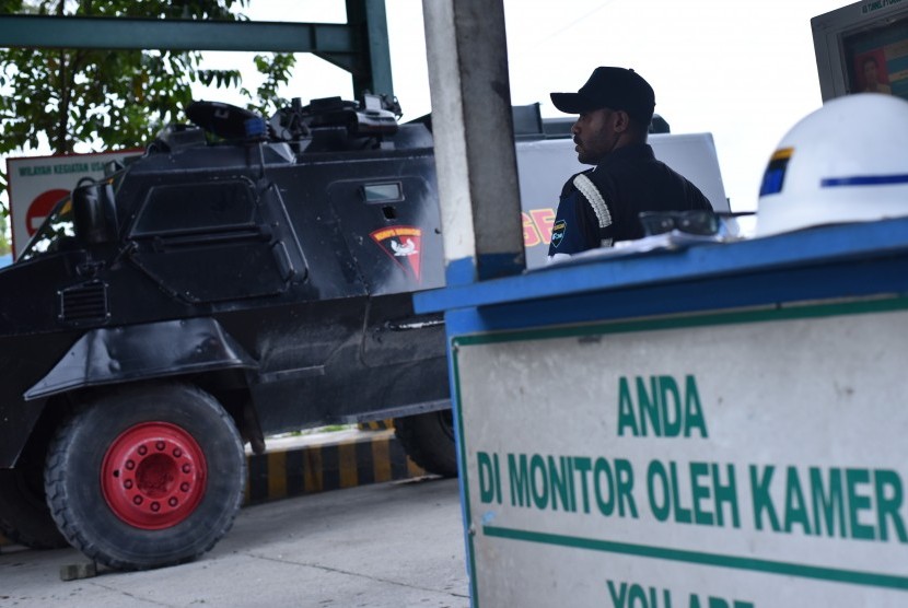 Petugas keamanan berjaga di Check Poin 28 sebagai akses keluar masuk kendaraan PT Freeport di Timika, Papua, Minggu (30/4).