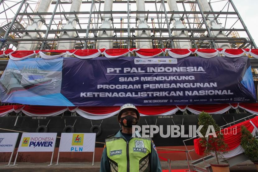 Petugas keamanan berjaga di dekat pembangkit listrik terapung. PT PLN (Persero) dan PT PAL Indonesia berhasil membangun Pembangkit Listrik Kapal atau Mobile Power Plant (MPP) modern.