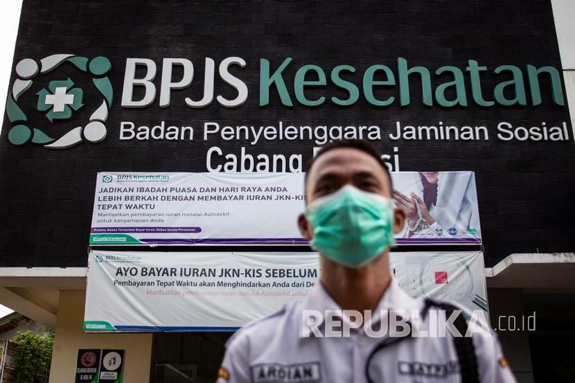 Petugas keamanan berjaga di depan kantor BPJS Kesehatan di Bekasi, Jawa Barat (ilustrasi). Demi menjaga akuntabilitas, BPJS Kesehatan berkonsultasi dengan Badan Pengawasan Keuangan dan Pembangunan (BPKP) terkait verifikasi klaim Covid-19. 