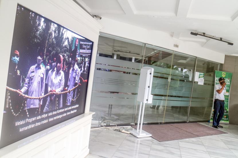 Petugas keamanan berjaga di depan Kantor Bupati Bogor, Cibinong, Kabupaten Bogor, Jawa Barat, Rabu (27/4/2022). KPK menetapkan Bupati Bogor Ade Yasin Munawaroh sebagai tersangka dalam kasus suap.