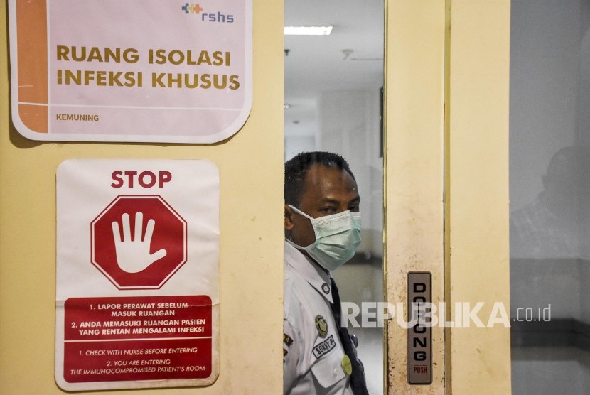 Petugas keamanan berjaga di depan Ruang Isolasi Infeksi Khusus untuk pasien yang terkena virus corona di Rumah Sakit Hasan Sadikin (RSHS), Kota Bandung. Hingga kini RSHS belum merawat pasien Covid-19 varian Omicron.