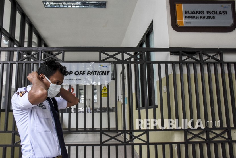 Petugas keamanan berjaga di depan Ruang Isolasi Infeksi Khusus untuk pasien yang terkena virus corona di Rumah Sakit Hasan Sadikin (RSHS), Kota Bandung. Aplikasi Sapa Warga yang dikembangkan Pemerintah Daerah (Pemda) Provinsi Jawa Barat (Jabar),  berkontribusi meningkatkan pemahaman masyarakat terkait COVID-19
