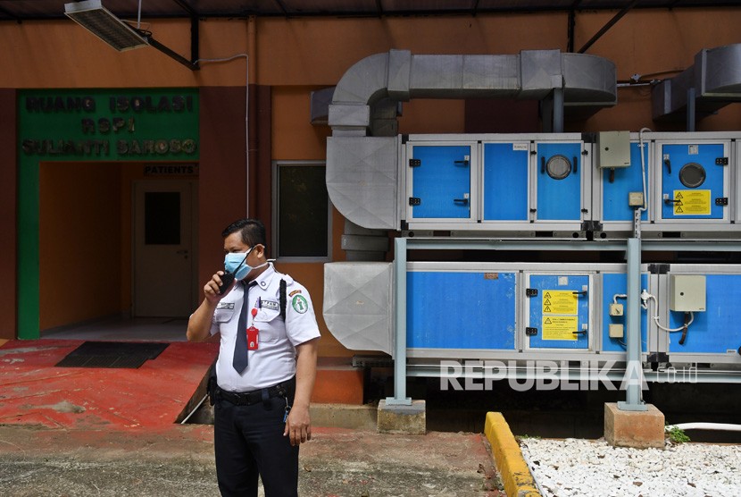 Petugas keamanan berjaga di depan ruang isolasi Rumah Sakit Penyakit Infeksi (RSPI) Sulianti Saroso, Jakarta, Senin (27/1/2020).