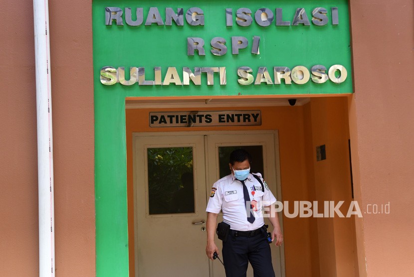 Petugas keamanan berjaga di depan ruang isolasi Rumah Sakit Penyakit Infeksi (RSPI) Sulianti Saroso, Jakarta, Senin (27/1/2020).