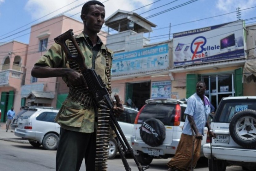 Petugas keamanan berjaga di jalan Mogadishu untuk mencegah serangan kelompok al Shabaab.