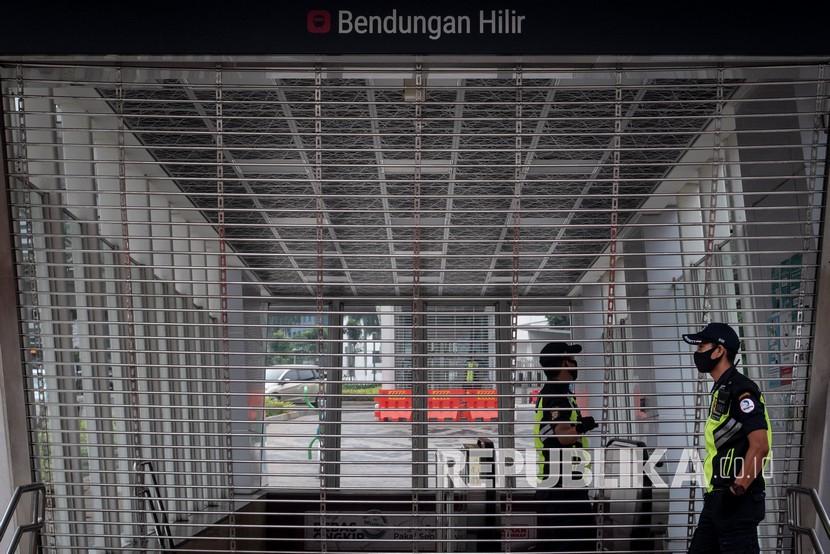 Petugas keamanan berjaga di pintu masuk Stasiun MRT Bendungan Hilir, Jakarta, Senin (27/4/2020). PT Moda Raya Transportasi (MRT) akan membebaskan biaya sewa UMKM di stasiun MRT selama tiga bulan.
