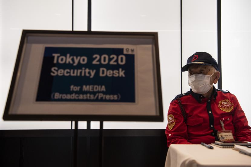 Petugas keamanan berjaga di salah satu hotel untuk Olimpiade Tokyo 2020 di Shinjuku, Tokyo, Jepang. Ilustrasi.