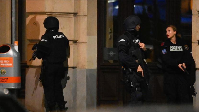 Petugas keamanan berjaga setelah terjadi serangan teror di ibu kota Austria pada Senin malam (