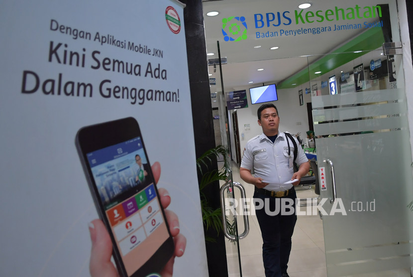 Petugas keamanan berjalan dengan membawa berkas di Kantor Pelayanan Kantor Badan Penyelenggara Jaminan Sosial (BPJS) Kesehatan Jakarta Pusat, Matraman, Jakarta, Senin (9/3). Batalnya iuran kenaikan BPJS disambut baik banyak pihak.