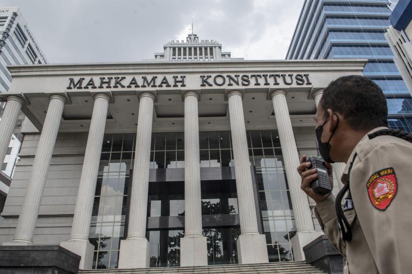 Petugas keamanan berjalan di halaman Gedung Mahkamah Konstitusi (MK), Jakarta, Senin (3/10/2022). DPR melalui rapat paripurna memutuskan mencopot Hakim Konstitusi Aswanto karena karena menganulir undang-undang produk DPR di Mahkamah Konstitusi, dan menunjuk Guntur Hamzah sebagai hakim konstitusi yang berasal dari DPR. 