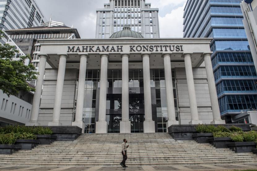 Petugas keamanan berjaga di halaman gedung Mahkamah Konstitusi (MK), Jakarta Pusat, Senin (3/10/2022). 