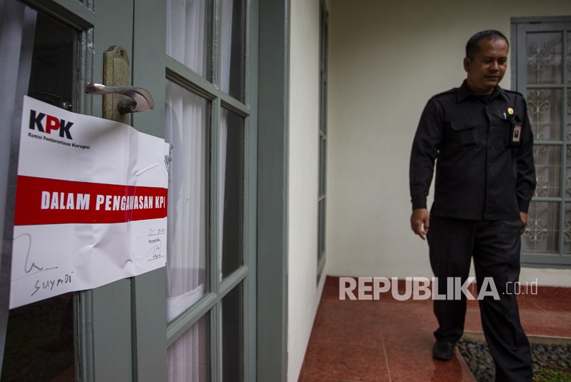 Petugas keamanan berjalan di samping ruang kerja Komisioner KPU Wahyu Setiawan yang disegel KPK di Jakarta, Kamis (9/1). Terkait kasus Wahyu, KPK dikabarkan juga berencana menggeledah kantor DPP PDIP.