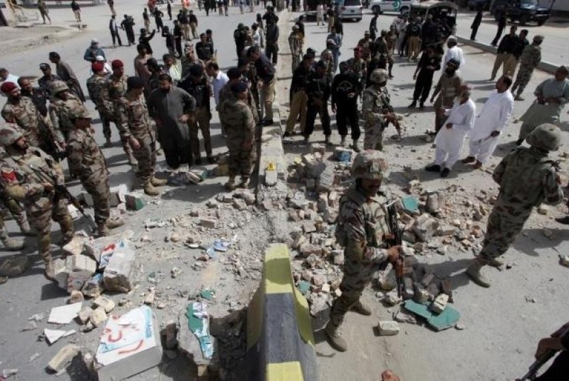 Petugas keamanan berkumpul di lokasi ledakan bom di Quetta, Pakistan, 11 Agustus 2016.
