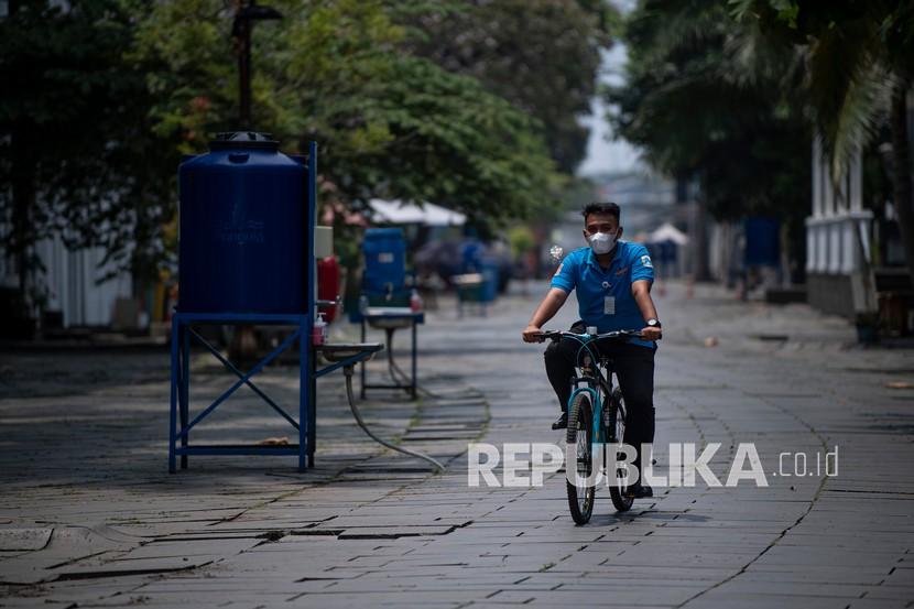Petugas keamanan berpatroli dengan sepeda di kawasan wisata Kota Tua, Jakarta Barat, Ahad (3/10/2021).  Suku Dinas Bina Marga Jakbar berencana merevitalisasi trotoar di kawasan Kota Tua.