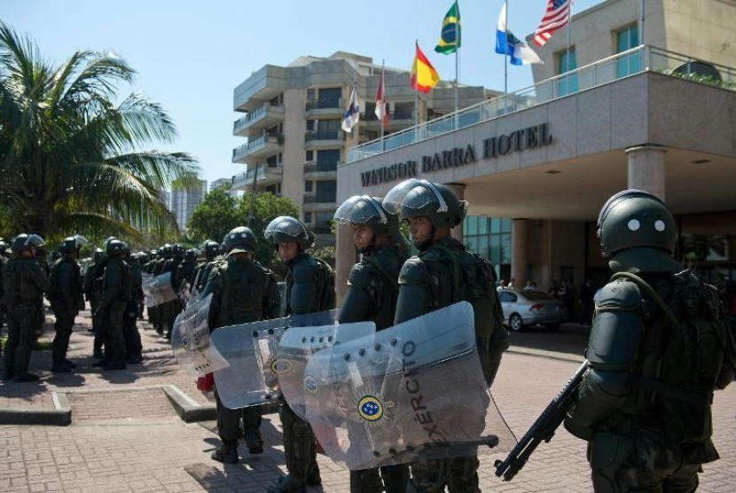 Petugas keamanan Brasil berjaga di depan hotel tempat Brazil's National Petroleum Agency (ANP) melakukan lelang hak eksplorasi minyak