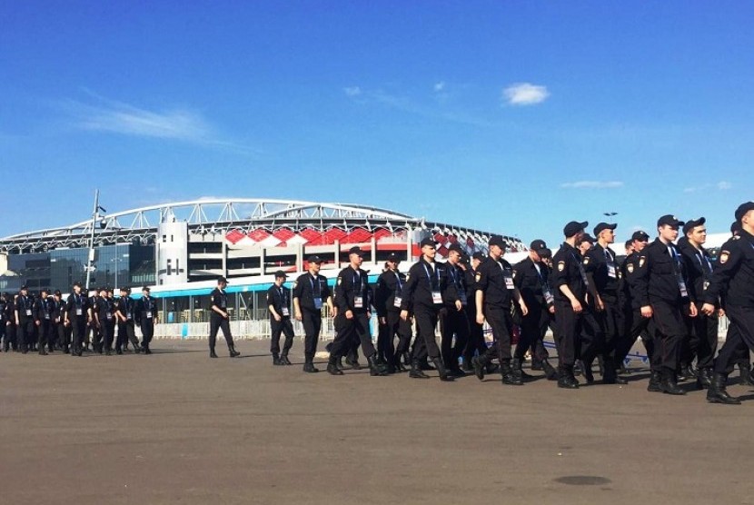 Petugas keamanan di Stadion Spartak, Moskow.