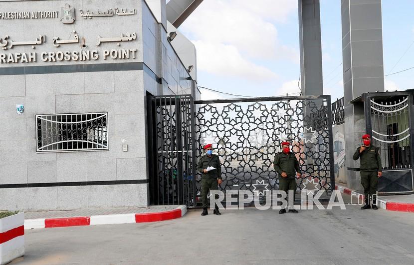 Petugas keamanan Hamas berjaga-jaga di pintu gerbang perbatasan ke perlintasan Rafah sisi Mesir, di Rafah, Jalur Gaza, Selasa (11/8/2020). 
